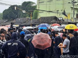 Massa GejayanMemanggilLagi Demo di Bawah Guyuran Hujan