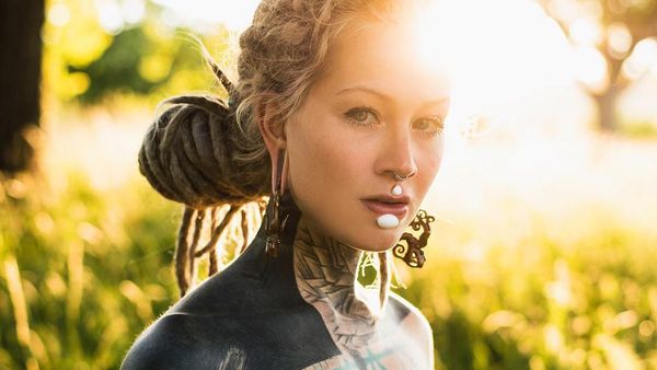 Penampilan Wanita Berbola Mata Ungu yang Mentato Hampir Seluruh Tubuh