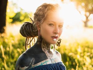 Penampilan Wanita Berbola Mata Ungu yang Mentato Hampir Seluruh Tubuh