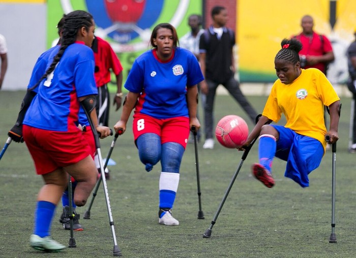 Keterbatasan tak jadi halangan untuk menunjukkan bakat yang dimiliki. Seperti para wanita difabel di Haiti yang tak menyerah asah kemampuan di dunia sepakbola.