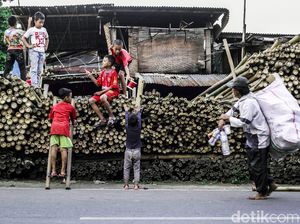 Pengrajin Bambu Masih Eksis di Jakarta Pengrajin Bambu Masih Eksis di Jakarta