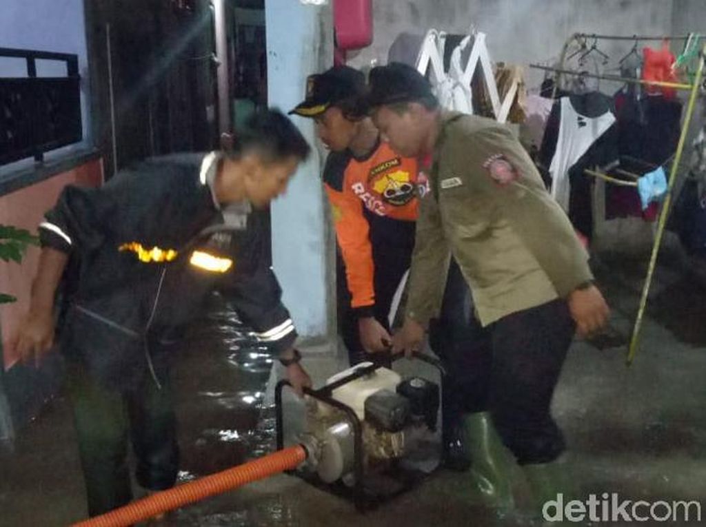 Pemkab Pastikan Banjir di Banyuwangi Surut Malam Ini Pemkab Pastikan Banjir di Banyuwangi Surut Malam Ini