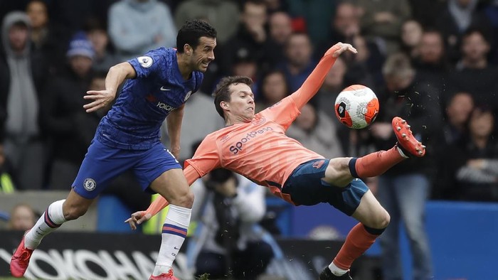 Chelseas Pedro, left, and Evertons Bernard compete for the ball during the English Premier League soccer match between Chelsea and Everton at Stamford Bridge stadium in London, Sunday, March 8, 2020. (AP Photo/Matt Dunham)