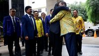 Momen Pelukan Surya Paloh dan Airlangga di DPP Golkar