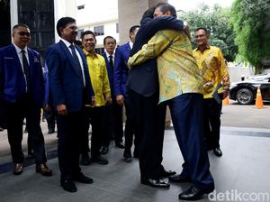 Momen Pelukan Surya Paloh dan Airlangga di DPP Golkar