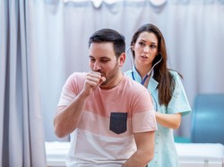 Kisah Dokter yang Tak Bisa Makan dan Minum 10 Jam Demi Hemat Masker