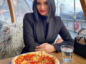 10 Pesona Ririn Ekawati Saat Nikmati Cokelat hingga Pizza