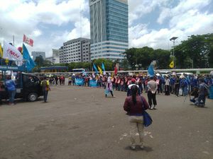 Ada Demo Tolak Omnibus Law di Depan DPR, Arus Lalu Lintas Belum Dialihkan Ada Demo Tolak Omnibus Law di Depan DPR, Arus Lalu Lintas Belum Dialihkan