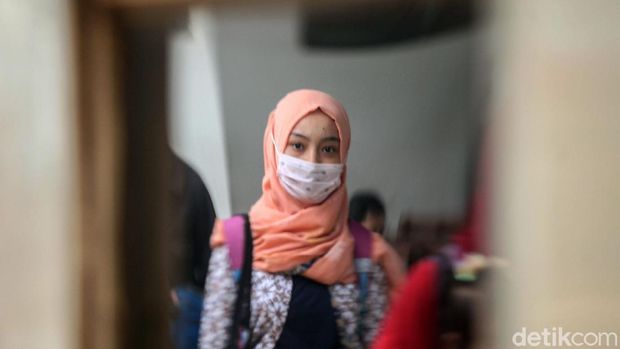Ilustrasi orang menggunakan masker