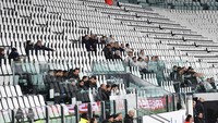 Laga hanya disaksikan oleh offisial dari kedua kesebelasan. Gemuruh suporter pun tak terdengar di stadion tersebut. Marco Alpozzi/LaPresse via AP.