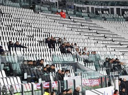 Laga hanya disaksikan oleh offisial dari kedua kesebelasan. Gemuruh suporter pun tak terdengar di stadion tersebut. Marco Alpozzi/LaPresse via AP.