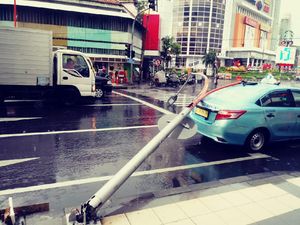 Hujan Disertai Angin Kencang Terjadi di Surabaya, Taksi Tertimpa PJU