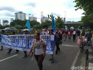 Massa Buruh Long March ke DPR Tolak Omnibus Law, Arus Lalin Macet