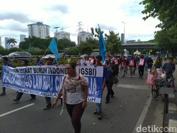 Massa Buruh Long March ke DPR Tolak Omnibus Law, Arus Lalin Macet