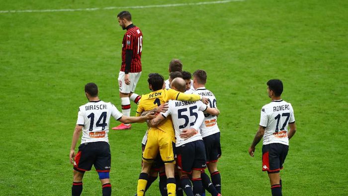 MILAN, ITALY - MARCH 08:  The players of the Genoa CFC celebrate a victory at the end of the Serie A match between AC Milan and Genoa CFC at Stadio Giuseppe Meazza on March 8, 2020 in Milan, Italy.  (Photo by Marco Luzzani/Getty Images)