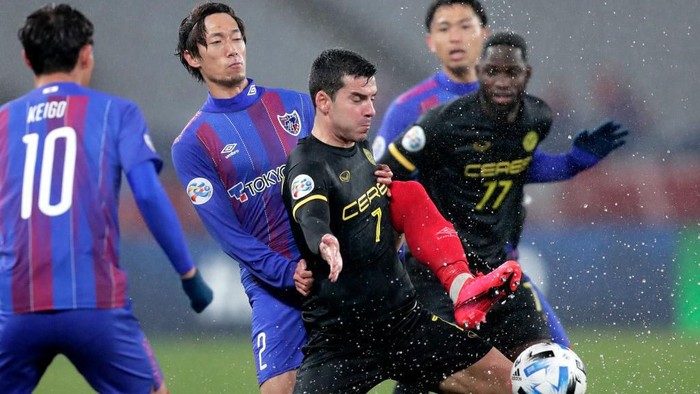 CHOFU, JAPAN - JANUARY 28: Bienvenido Maranon (C) of Ceres-Negros and Sei Muroya (2nd L) of FC Tokyo compete for the ball during the AFC Champions League play off between FC Tokyo and Ceres-Negros at Tokyo Stadium on January 28, 2020 in Chofu, Tokyo, Japan. (Photo by Kiyoshi Ota/Getty Images)
