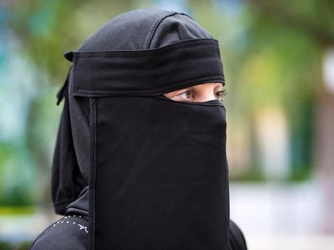 6 Perbedaan Tipe Hijab Berdasarkan Negaranya, Iran Pakai Chador