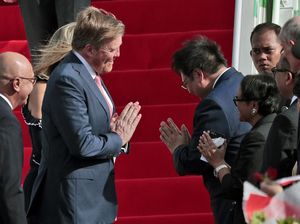 Ketika Jabat Tangan Raja Belanda Hanya Gestur Akibat Corona