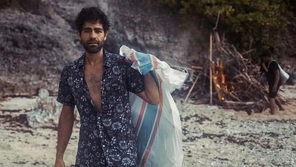Tak Takut Kotor! Aktor Hollywood Bersihkan Pantai Bali