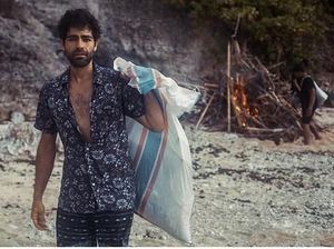 Tak Takut Kotor! Aktor Hollywood Bersihkan Pantai Bali