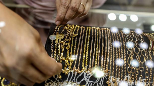 Di tengah ketidakpastian global dan isu virus corona yang melanda dunia, harga emas terus merangkak naik. Harga emas kini berada di level Rp 851.000 per gram.