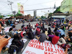Massa GejayanMemanggilLagi Mulai Bergerak ke Pertigaan Gejayan