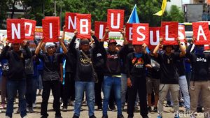 Aksi Tolak Omnibus Law  di Depan DPR