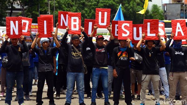 Aksi Tolak Omnibus Law  di Depan DPR