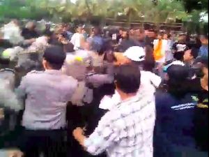 Demo Protes Relokasi Saluran Air di Jember Ricuh, 6 Mahasiswa Terluka