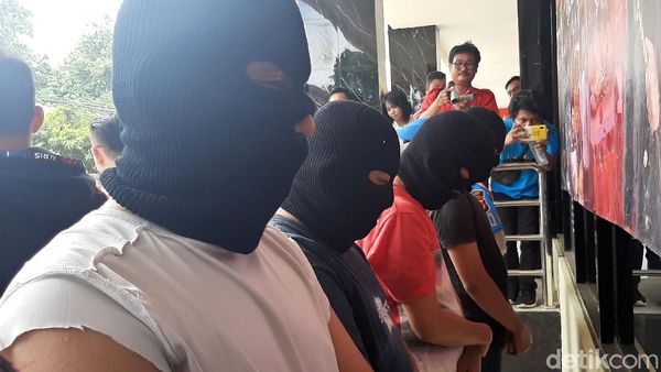 Komplotan Penimbun-Pembuat Masker Ilegal di Bogor Diciduk Polisi