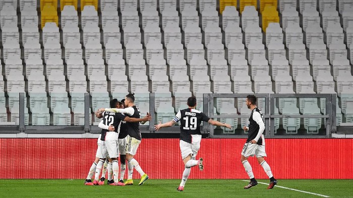 TURIN, ITALY - MARCH 08:  Aaron James Ramsey (L) of Juventus celebrates the opening goal with team mates during the Serie A match between Juventus and  FC Internazionale at Allianz Stadium on March 8, 2020 in Turin, Italy.  (Photo by Valerio Pennicino/Getty Images )
