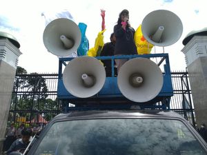 Demo Tolak Omnibus Law di DPR, Orator Sebut Jokowi Beri Ilusi ke Rakyat Demo Tolak Omnibus Law di DPR, Orator Sebut Jokowi Beri Ilusi ke Rakyat