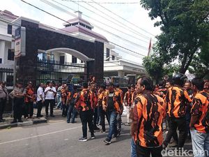 Massa PP Demo di Depan Kejati Sumut, Lalin Macet Massa PP Demo di Depan Kejati Sumut, Lalin Macet