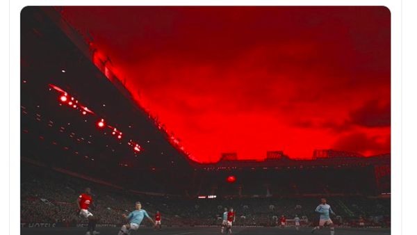 Manchester Is Red Bergema di Linimasa