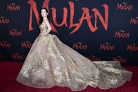 Filmnya Sempat Diboikot, Liu Yifei Pemeran Mulan Tampil Bak Putri di Premiere