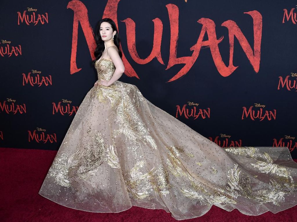 Penampilan Menawan Liu Yifei di Premiere Mulan Penampilan Menawan Liu Yifei di Premiere Mulan