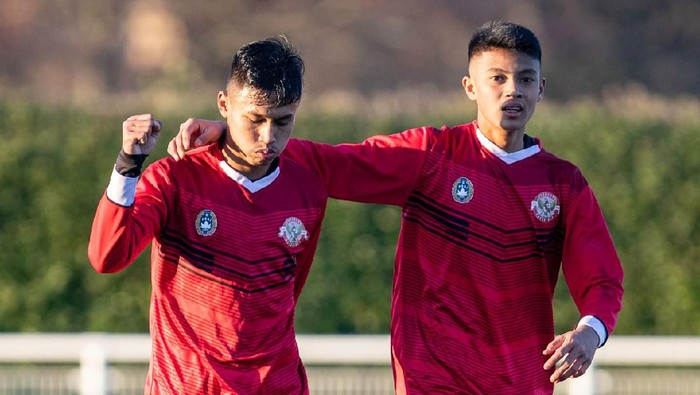 Pemain Garuda Select Arsa Ahmad dan Alfriyanto Nico