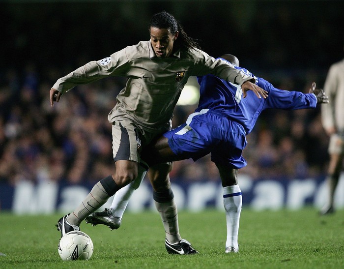LONDON - MARCH 8: Ronaldinho of Barcelona battles with Claude Makelele of Chelsea during the UEFA Champions League, First Knockout Round, Second Leg match between Chelsea and Barcelona at Stamford Bridge on March 8, 2005 in London, England.  (Photo by Shaun Botterill/Getty Images)