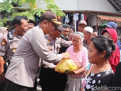 150 Polisi Kerja Bakti Bantu Warga Banyuwangi yang Terdampak Banjir