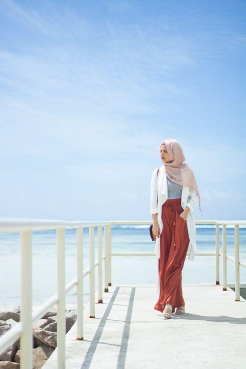 4 Style Hijab Paling Hits untuk Pilihan Outfit Saat Liburan Ke Pantai