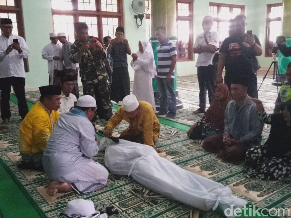 Ketika Pasutri Ini Lakukan Sumpah Pocong untuk Buktikan Mereka Tak Bohong Ketika Pasutri Ini Lakukan Sumpah Pocong untuk Buktikan Mereka Tak Bohong