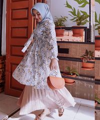 5 Inspirasi OOTD Hijab Simpel Una Maulina, Calon Istri Sahrul Gunawan