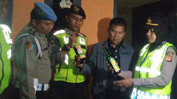 Polisi juga temukan empat botol miras dalam razia pasangan diduga mesum di Ciamis, Jawa Barat