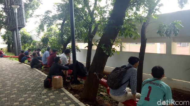Dukung PSM dari Celah Tembok Stadion Madya