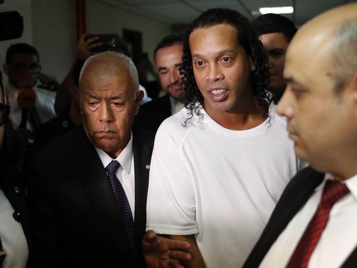 Ronaldinho ditangkap oleh pihak kepolisian saat berkunjung ke Paraguay pada Kamis (5/3/2020) lalu. Legenda sepakbola Brasil itu diduga menggunakan paspor palsu.