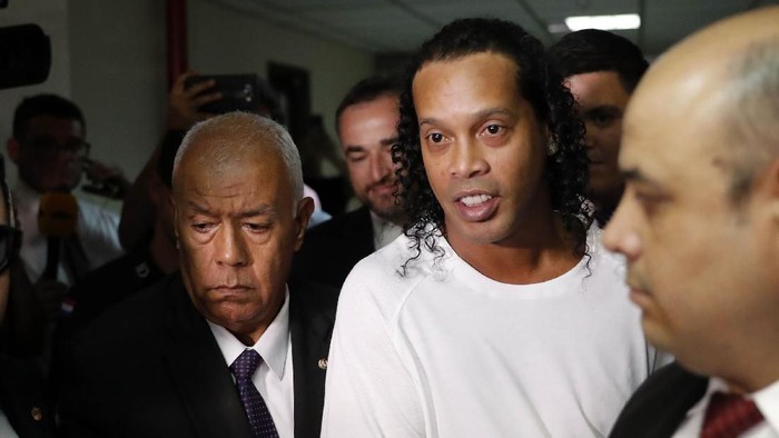 Ronaldinho ditangkap oleh pihak kepolisian saat berkunjung ke Paraguay pada Kamis (5/3/2020) lalu. Legenda sepakbola Brasil itu diduga menggunakan paspor palsu.