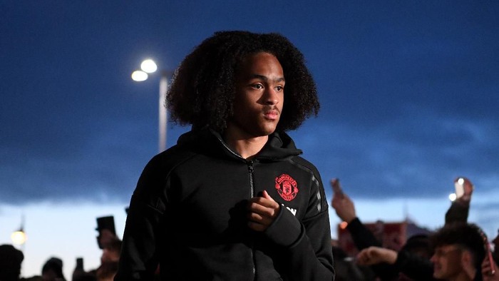 DERBY, ENGLAND - MARCH 05: Tahith Chong of Manchester United arrives prior to the FA Cup Fifth Round match between Derby County and Manchester United at Pride Park on March 05, 2020 in Derby, England. (Photo by Michael Regan/Getty Images)
