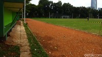 Di pinggir lapangan akan dibangun lintasan lari.