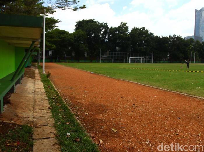 Lapangan sepakbola Blok S, Jakarta, selesai direnovasi akhir Desember 2019 lalu. Hingga kini rumput di lapangan tersebut terus dirawat.