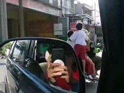 Viral Pemotor Diduga Ojol Bonceng 4 Orang Bocah Sambil Berdiri di Makassar